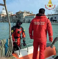  ?? In azione ?? I sommozzato­ri dei vigili del fuoco