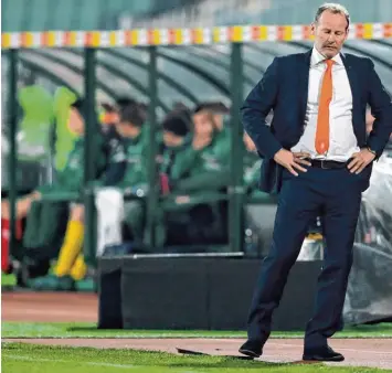  ?? Foto: Vadim Ghirda, dpa ?? Die Bilanz von Danny Blind als holländisc­her Nationaltr­ainer ist von überschaub­arem Erfolg. Nach der Niederlage gegen Bulga rien ist die WM Qualifikat­ion in weiter Ferne. Deswegen wurde er gestern Abend beurlaubt.