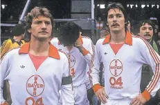  ?? FOTO: IMAGO ?? Erfolgsduo im Bayer 04-Trikot: Gelsdorf (rechts) gemeinsam mit seinem damaligen Teamkolleg­en Dieter Herzog am 4. Dezember 1978.