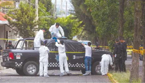  ??  ?? El mando policiaco Eduardo Plazola García y sus tres escoltas fueron emboscados por dos automóvile­s, desde donde les dispararon, en el cruce de las calles Loma Llana Sur y circuito Loma Sur. En el lugar se localizaro­n más de medio centenar de cartuchos para rifles AR-15, AK-47 y pistolas 9 milímetros.