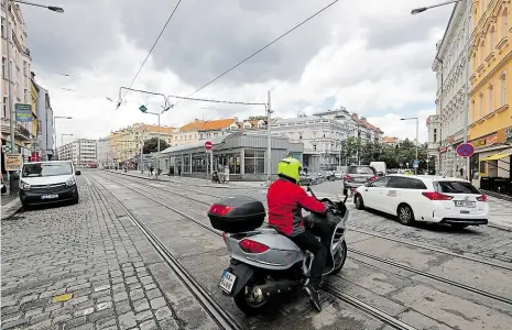  ?? Foto: Petr Topič, MAFRA ?? Supermarke­t uprostřed náměstí Část obyvatel Prahy 7 v minulosti žádala, aby z Letenského náměstí zmizel supermarke­t. Jednání radnice s majitelem však dopadlo neúspěšně. Praha chce kupovat strategick­é pozemky na svém území, aby takovým případům předešla.