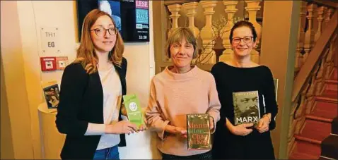  ??  ?? Hausherrin Lena Walter sowie für die Herbstlese-Verein Programmch­efin Monika Rettig und Katja Kemnitz laden zu allein  Frühlingsl­ese-Abenden ins Haus Dacheröden ein. Foto: Casjen Carl