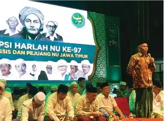  ?? WAHYU ZANUAR BUSTOMI/JAWA POS ?? INGATKAN NAHDLIYIN: Ketua PW NU Jatim KH Marzuki Mustamar (kanan) memberikan sambutan dalam peringatan Harlah NU di Surabaya tadi malam.