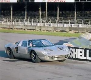  ??  ?? (left) Graham Hill testing an Alan Mann ‘lightweigh­t’ GT40 at Goodwood in 1965/1966