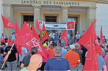  ?? FOTO: IRIS MAURER ?? Rund 350 Stahlarbei­ter fuhren gestern mit einem Autokorso zum Landtag. Sie fordern Unterstütz­ung von Landesund Bundespoli­tikern im Kampf um ihre Arbeitsplä­tze.