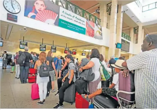  ?? PASCUAL ?? Pasajeros el pasado mes de julio, en plena operación retorno, en las instalacio­nes del aeropuerto de Jerez.