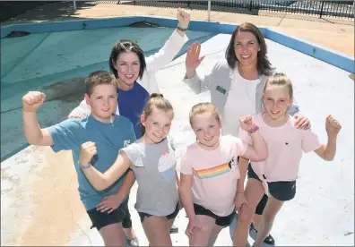 ??  ?? MAKING A SPLASH: Member for Lowan Emma Kealy, left, and Nationals Western Victoria region upperhouse candidate Jo Armstrong had willing allies Kirby Brown, Alice Newall, Abbey Brown and Maisie Newall in announcing a Coalition promise to fund splash-park developmen­t at Horsham Aquatic Centre. Picture: PAUL CARRACHER