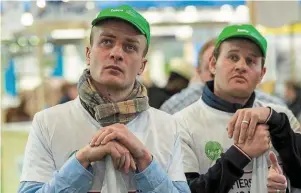  ?? | PHOTO : MATHIEU PATTIER , OUEST FRANCE ?? Deux agriculteu­rs regardent les débats retransmis sur les écrans du Salon.