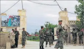  ?? REUTERS ?? Afghan troops keep watch near the site of the attack in Mazareshar­if.