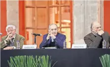  ??  ?? Adolfo Castañón, Eduardo Lizalde y Enrique Krauze participar­on en la mesa redonda en la que intelectua­les dieron cuenta de la obra de José Luis Martínez.