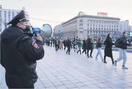  ??  ?? In Chabarowsk in Russlands Fernem Osten beobachtet ein Polizist eine ungenehmig­te Solidaritä­tskundgebu­ng für Alexej Nawalny.