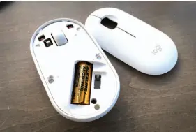  ??  ?? You can easily get to the battery by prying off the top of the mouse with your fingernail.