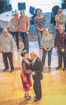  ?? RP-FOTO: HANS-JÜRGEN BAUER ?? Martina Schürmeyer und Peter Hölters zeigten, wie ein Tango getanzt wird.