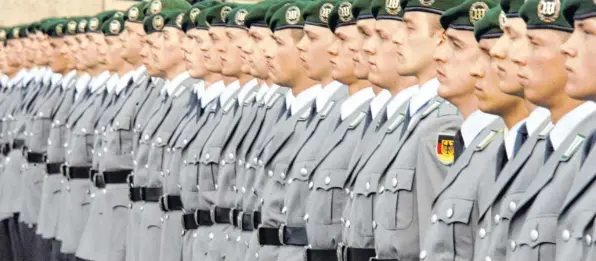  ?? Foto: Wolfgang Kumm, dpa/Archiv ?? So sah das vor der Aussetzung der Wehrpflich­t im Juli 2011 aus: Junge Rekruten beim feierliche­n Gelöbnis vor dem Berliner Reichstag.