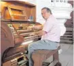  ??  ?? Werke mit Bezug zur Reformatio­n spielt Organist Leonhard Walz in der Schnaithei­mer Michaelski­rche. Foto: pr