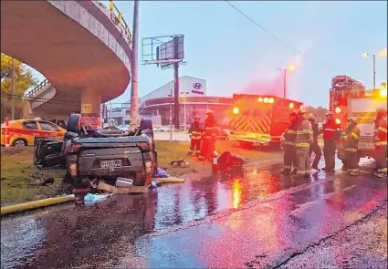  ?? Fotos: Cortesía ?? Se presume que el automotor perdió pista mientras circulaba sobre el puente y luego cayó a la avenida Galo Plaza Lasso.