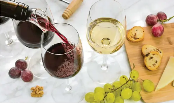  ?? Fotos: laplateres­ca, stock.adobe.com ?? Rot oder weiß? Trocken oder Restsüße? Das sogenannte „Food-Pairing“, der passende Wein zu einem bestimmten Gericht, ist keine geheime Wissenscha­ft.