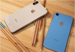  ??  ?? Despite a smaller battery, the iphone XR (right) actually lasts longer than the iphone XS Max.
