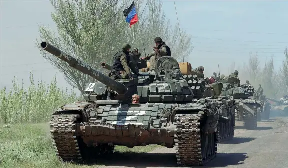  ?? (foto Reuters) ?? Nel Donbass Le truppe filo-russe alla guida di veicoli blindati vicino a Novoazovs’k, città che fa parte della Repubblica popolare di Donestk