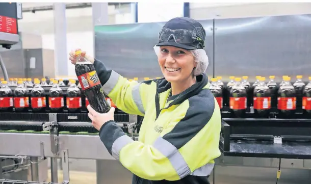  ?? FOTO: MARKUS RICK ?? Linda Dohrmann ist seit Januar 2024 neue Betriebsle­iterin von Coca-Cola in Güdderath und damit Chefin von 235 Mitarbeite­nden.