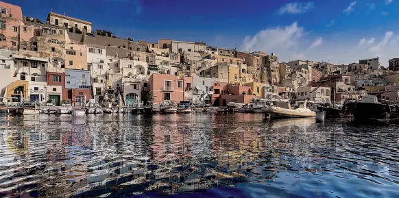  ??  ?? L’isola di Procida è tra le città candidate a capitale della cultura per il 2021