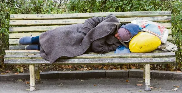  ?? Foto: adobe.stock.com/ Belish ?? Um Wohnungslo­sigkeit zu vermeiden, wird im Landkreis Heidenheim viel unternomme­n. Aber es gibt auch zahlreiche Angebote der Caritas, die Obdachlose­n helfen sollen.