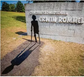  ?? Foto: Christoph Schmidt/dpa ?? Heidenheim an der Brenz: Eine neue Skulptur eines Minenopfer­s auf Krücken steht am Erwin-rommel-denkmal.