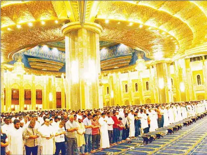  ?? Photo by Bassam Abu Shanab ?? Night prayers being held at the Grand Mosque.