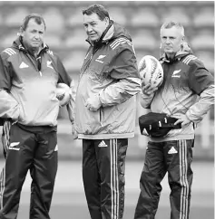  ?? — AFP photo ?? Steve Hansen (centre), assistant head coach Ian Forster (left) and selector Grant Fox watch their players take part in a training session in Auckland in this July 6 file photo.