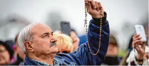  ?? Foto: Matthias Balk, dpa ?? Der Italiener Salvatore Caputa, ein selbst ernannter Seher, ist umstritten. Nicht nur die Erzdiözese München und Freising warnte vor seinem Tun.