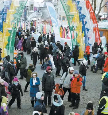  ?? PHOTO PASCAL HUOT ?? Les carnavaleu­x ont profité d’un week-end ensoleillé pour venir en grand nombre découvrir les nouveautés du 65e Carnaval de Québec.