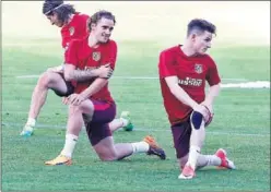  ??  ?? DÚO. Griezmann y Gameiro, durante una sesión de entrenamie­nto.