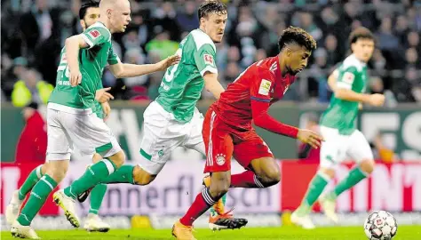  ?? DPA- BILD: DAVID HECKER ?? Bayerns Kingsley Coman (von rechts) sprintet den Bremern Max Kruse, Davy Klaassen und Nuri Sahin davon.