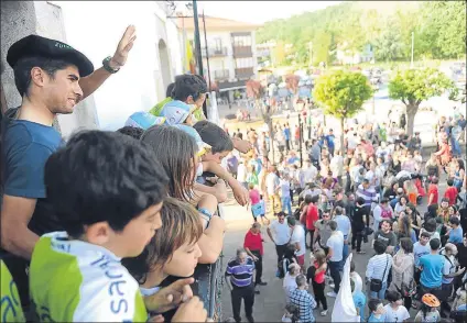  ?? FOTO: IGOR AIZPURU ?? Agasajado Landa, con txapela, saluda al público en el homenaje que le tributaron en su pueblo, Murgia, tras su éxito en el Giro