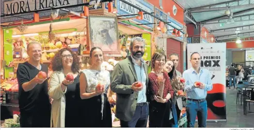  ?? CARMEN CASTELLANO ?? Los artistas andaluces selecciona­dos a los Max, junto con José Lucas Chaves, director de la SGAE en Andalucía, en el Mercado de Triana.