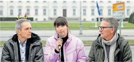  ?? FOTO: CARSTEN KOALL/DPA ?? Carla Hinrichs, Sprecherin der Klimaprote­stgruppe „Letze Generation“mit Co-Sprecher Rolf Meyer (links) und Geologe Nikolaus Froitzheim: Man erhofft sich neuen Schwung für die Klimabeweg­ung durch „ungehorsam­e Versammlun­gen“.