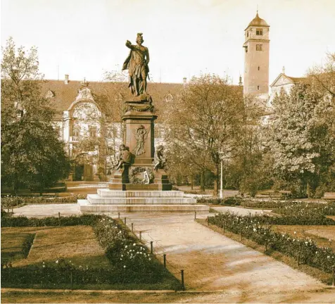  ?? Foto: Sammlung Häußler ?? Die Einweihung des Friedensde­nkmals auf dem Fronhof jährt sich 2016 zum 140. Mal. Diese Aufnahme vom geschmückt­en Monument entstand 1906 zur 30 Jahr Feier.