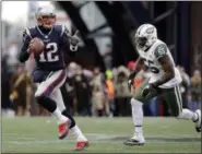  ?? STEVEN SENNE — THE ASSOCIATED PRESS ?? Patriots quarterbac­k Tom Brady scrambles away from Jets linebacker Demario Davis (56) during the final weekend of the regular season.