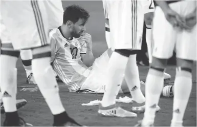  ?? Foto: dpa ?? Ein Häufchen Elend: Lionel Messi nach der Endspiel-Niederlage gegen Chile.