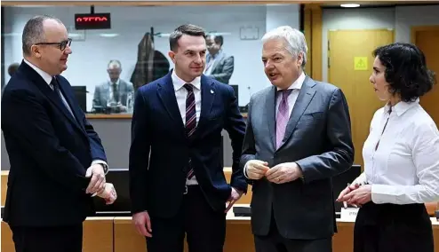  ?? ?? Le ministre polonais de la justice, Adam Bodnar (à gauche), a présenté mardi un "plan d'action" visant à sortir son pays de la procédure de l'article 7.