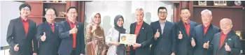  ?? ?? Datuk Frankie Liew (fifth from the right) leads a delegation from SCCC during a visit to the Malaysia External Trade Developmen­t Corporatio­n (MATRADE) representa­tives and officials in Indonesia.