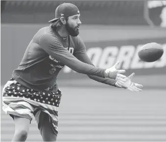  ?? CHARLIE RIEDEL/THE ASSOCIATED PRESS ?? The Chicago Cubs’ Jason Hammel catches a football on Tuesday before facing the Indians in Game 1 of the World Series in Cleveland.