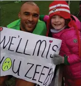  ??  ?? Hanna O’Connell letting Simon Zebo know how much he means to Munster fans of all ages.