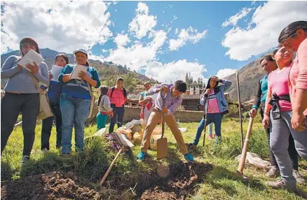  ?? PHOTOS SUCO ?? Pour lutter contre les aléas du climat, l’organisme SUCO mise sur le savoir traditionn­el des population­s locales et l’agroécolog­ie.