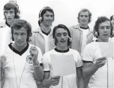  ?? FOTO: DB/DPA ?? Spieler der deutschen Fußball-Nationalma­nnschaft nahmen für die WM 1974 in einem Tonstudio eine Schallplat­te auf. Die Fußballer sangen insgesamt neun Lieder, darunter „Fußball ist unser Leben“.