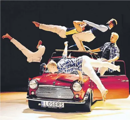  ?? Kultovní automobil šedesátých let je jednou ze zajímavých rekvizit inscenace Losers Cirque Company. FOTO FRANTIŠEK ORTMANN ?? Mini Cooper.