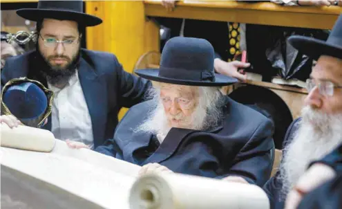  ??  ?? Chaïm Kanievsky, 92 ans, est un influent « maître », voire le « Prince de la Torah », pour ses adeptes, qui respectent à la lettre ses consignes. Il est ici photograph­ié en compagnie de son petit-fils, Yaakov (à gauche).