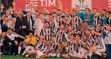  ??  ?? La Juve festeggia la vittoria in Coppa Italia nello scorso maggio AFP