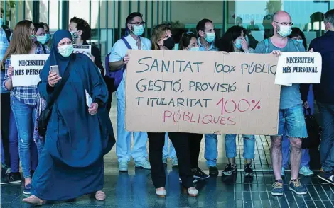  ?? EFE ?? Un grupo de sanitarios protestan por el recorte salarial del 5% aplicado en 2010 que aún no ha sido revertido