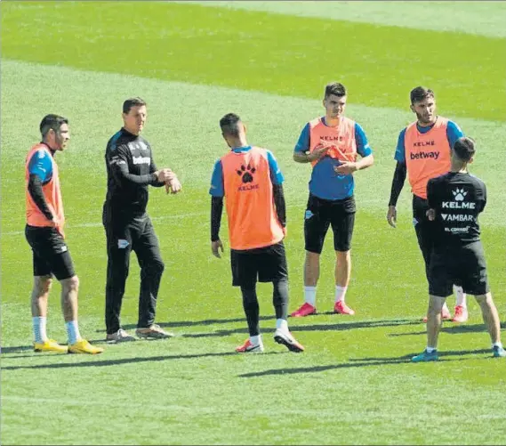  ?? FOTO: DEPORTIVO ALAVÉS ?? Chequeo continuo en casa José Antonio Morga controla el trabajo físico de los jugadores albiazules durante un entrenamie­nto en las instalacio­nes de Ibaia